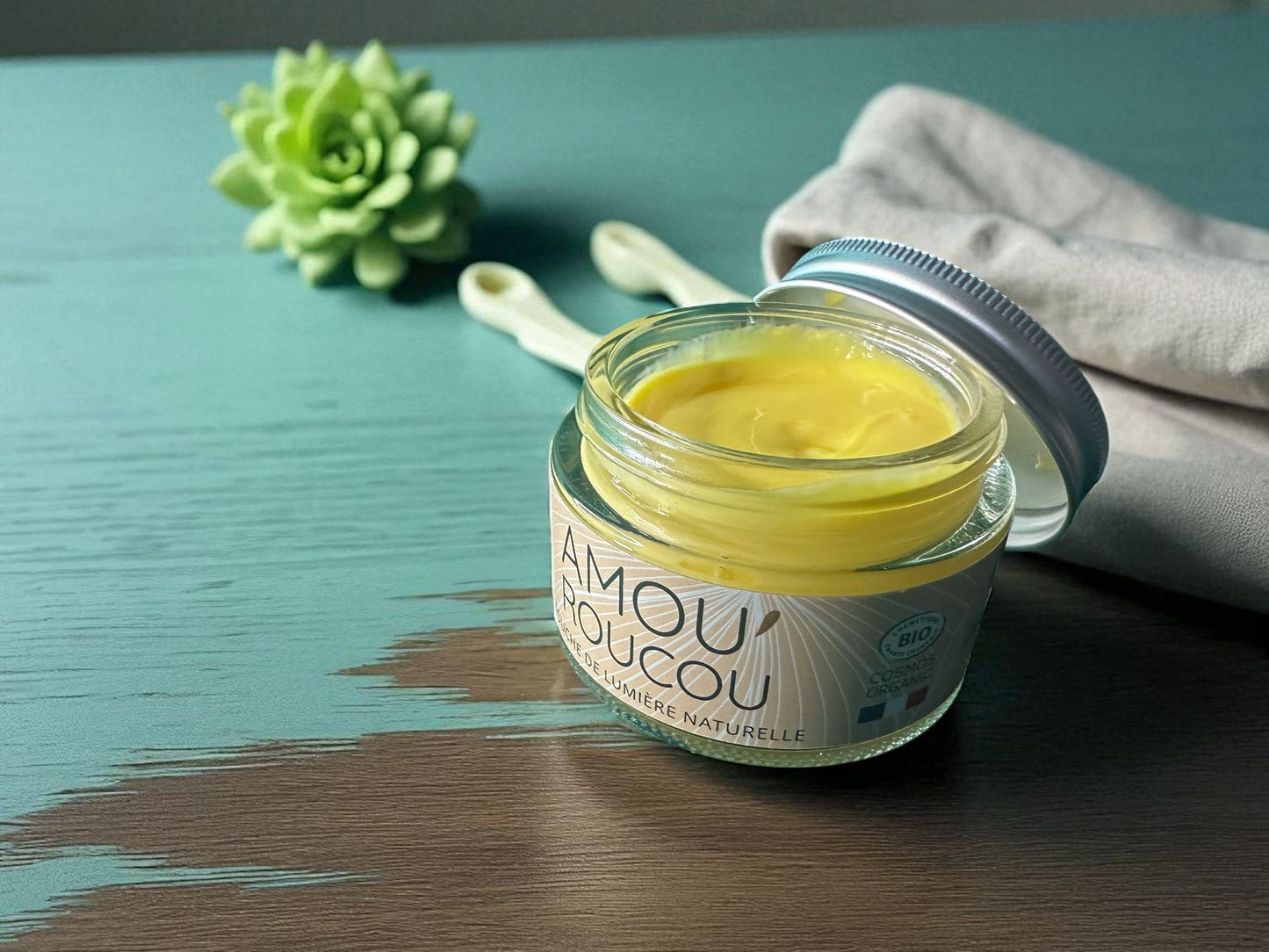🌞 Crema Giorno Amou’ Roucou – Tocco di Luce Naturale. Con ingredienti biologici certificati, nutre e illumina la pelle. Dermatologicamente testata, dona idratazione, protezione e un incarnato uniforme e radioso ogni giorno.