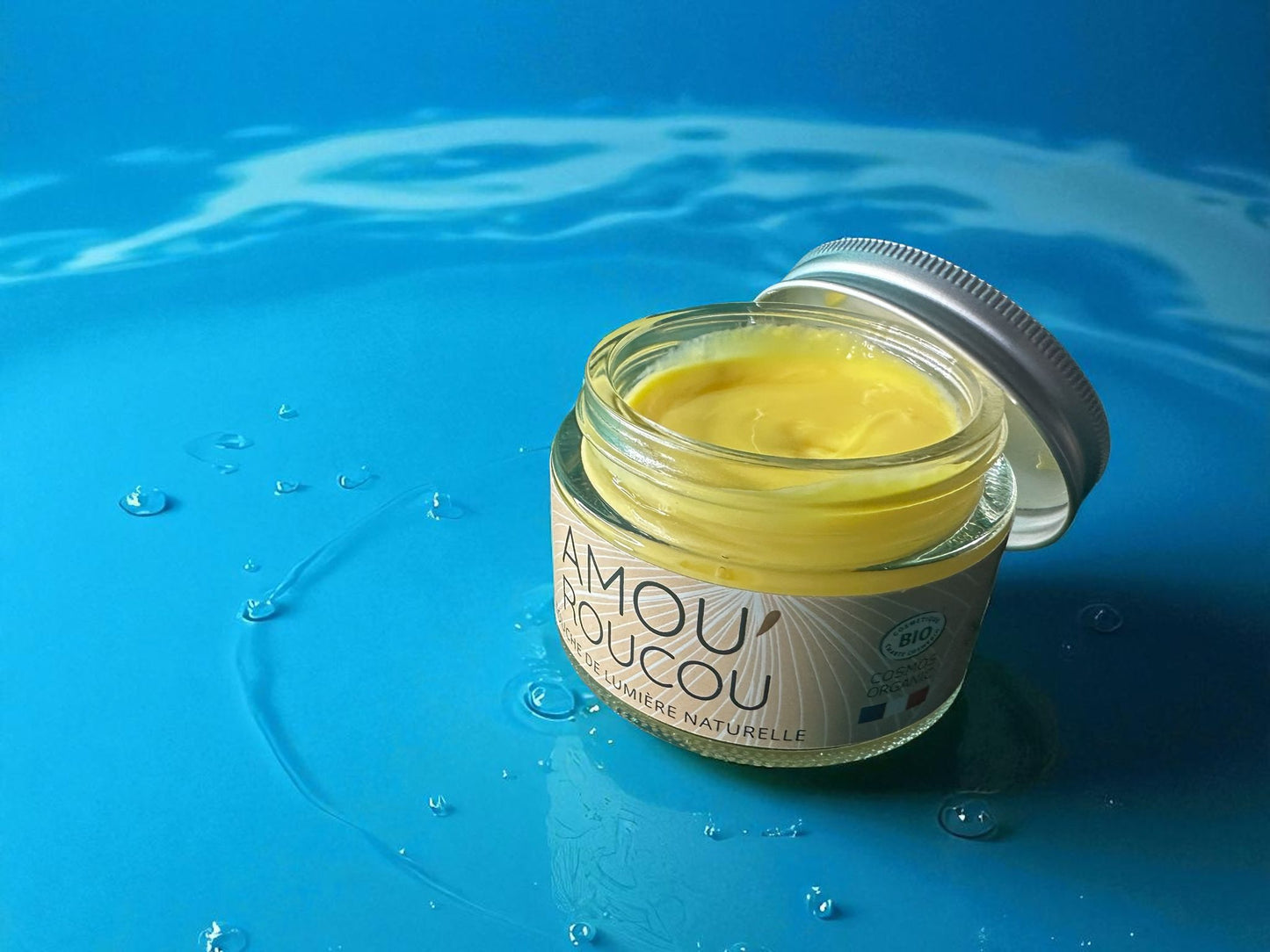 🌞 Crema Giorno Amou’ Roucou – Tocco di Luce Naturale. Con ingredienti biologici certificati, nutre e illumina la pelle. Dermatologicamente testata, dona idratazione, protezione e un incarnato uniforme e radioso ogni giorno.