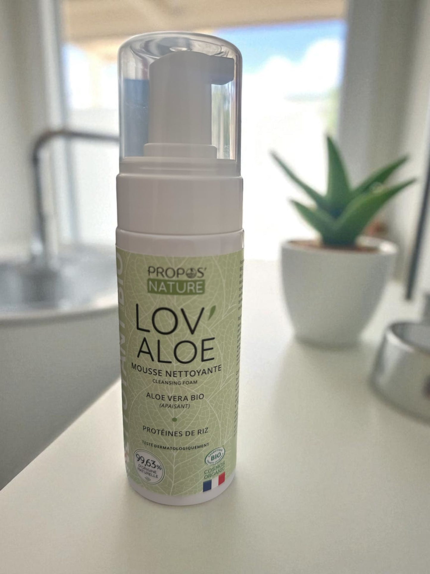 🌱 Mousse Detergente Lov’Aloe – Freschezza Naturale. Con aloe vera bio e proteine di riso, deterge delicatamente la pelle eliminando impurità e donando idratazione. Dermatologicamente testata, lascia il viso pulito, morbido e luminoso.