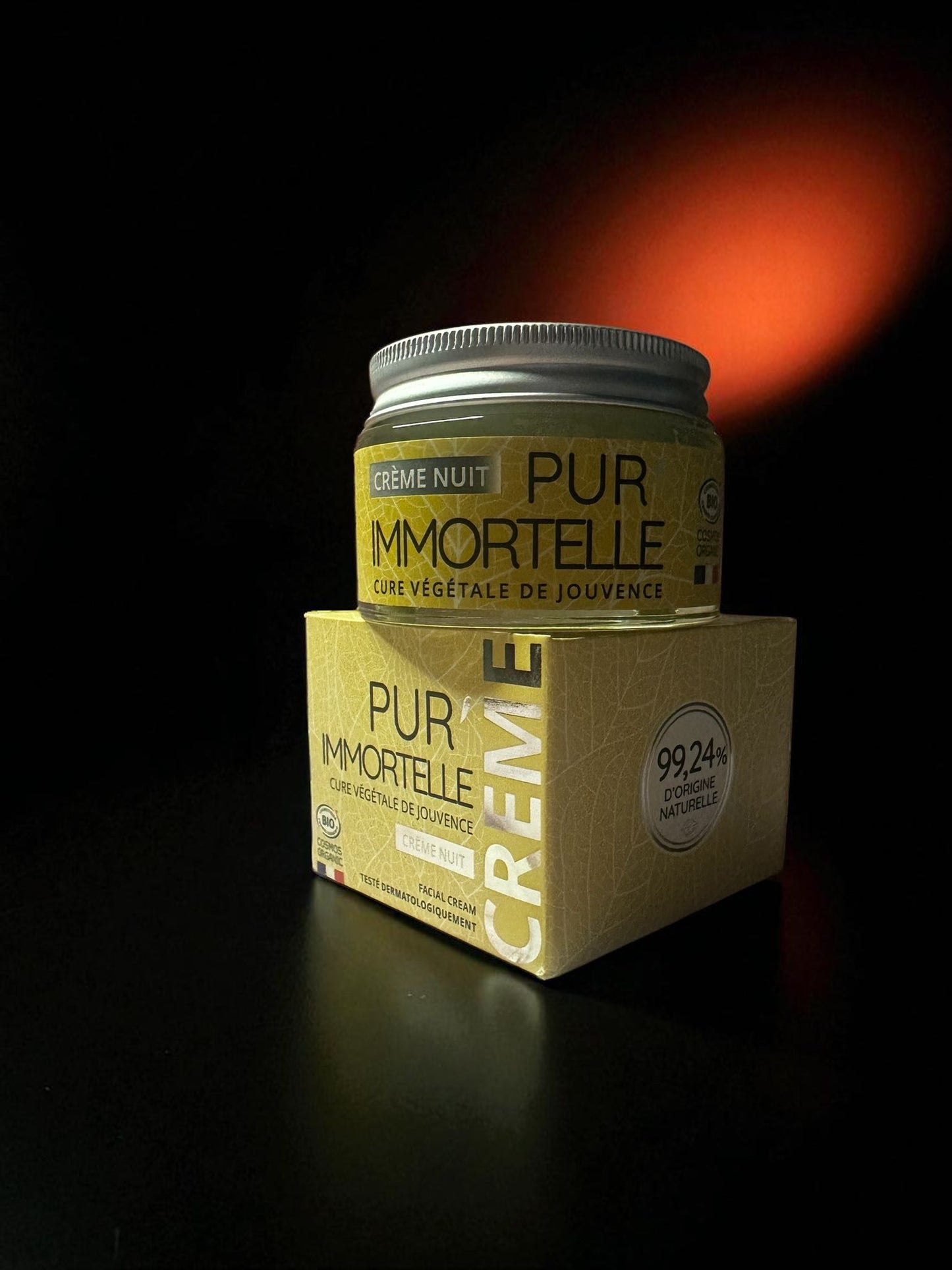 🌙 Crema Notte Pur Immortelle – Rigenerante Naturale. Con il 99,24% di ingredienti naturali nutre e rigenera la pelle durante il sonno, donando elasticità e luminosità. Contrasta i segni del tempo per un risveglio radioso.