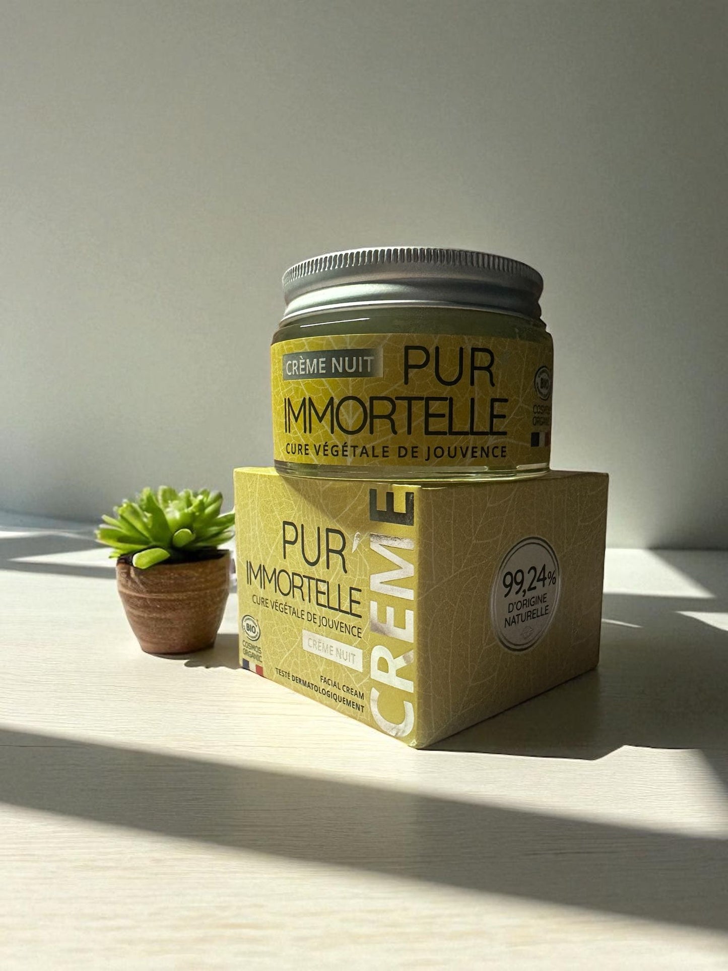 🌙 Crema Notte Pur Immortelle – Rigenerante Naturale. Con il 99,24% di ingredienti naturali nutre e rigenera la pelle durante il sonno, donando elasticità e luminosità. Contrasta i segni del tempo per un risveglio radioso.