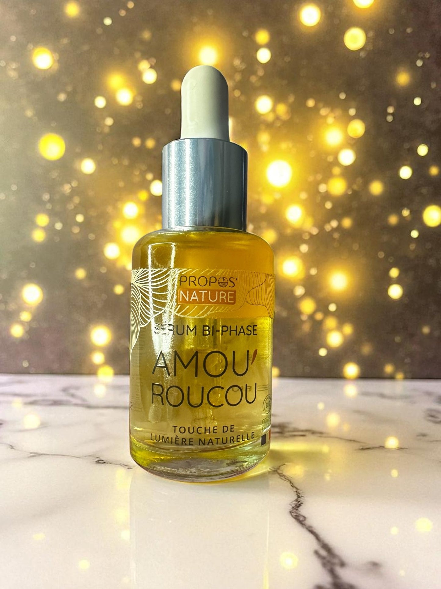 🌞 Amou’ Roucou – Gocce di Luce per la Tua Pelle Siero bifasico certificato bio, dona luminosità naturale e idratazione grazie all’olio di roucou. Texture leggera, ideale per viso e décolleté. Effetto glow immediato, senza ungere.