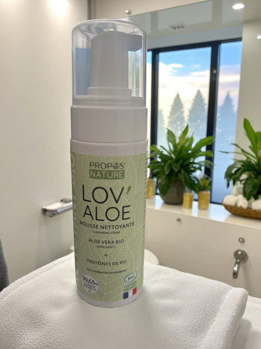 🌱 Mousse Detergente Lov’Aloe – Freschezza Naturale. Con aloe vera bio e proteine di riso, deterge delicatamente la pelle eliminando impurità e donando idratazione. Dermatologicamente testata, lascia il viso pulito, morbido e luminoso.