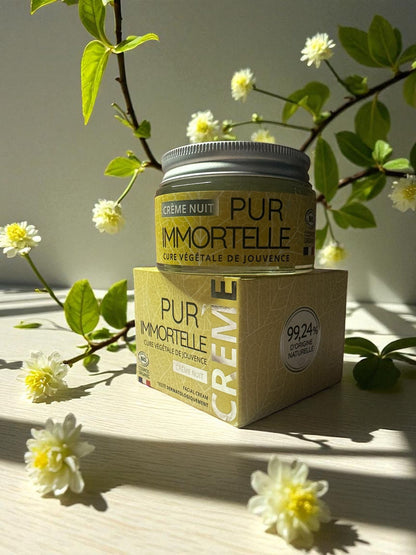 🌙 Crema Notte Pur Immortelle – Rigenerante Naturale. Con il 99,24% di ingredienti naturali nutre e rigenera la pelle durante il sonno, donando elasticità e luminosità. Contrasta i segni del tempo per un risveglio radioso.