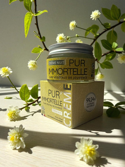 🌙 Crema Notte Pur Immortelle – Rigenerante Naturale. Con il 99,24% di ingredienti naturali nutre e rigenera la pelle durante il sonno, donando elasticità e luminosità. Contrasta i segni del tempo per un risveglio radioso.