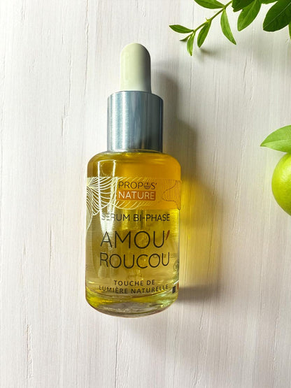 🌞 Amou’ Roucou – Gocce di Luce per la Tua Pelle Siero bifasico certificato bio, dona luminosità naturale e idratazione grazie all’olio di roucou. Texture leggera, ideale per viso e décolleté. Effetto glow immediato, senza ungere.
